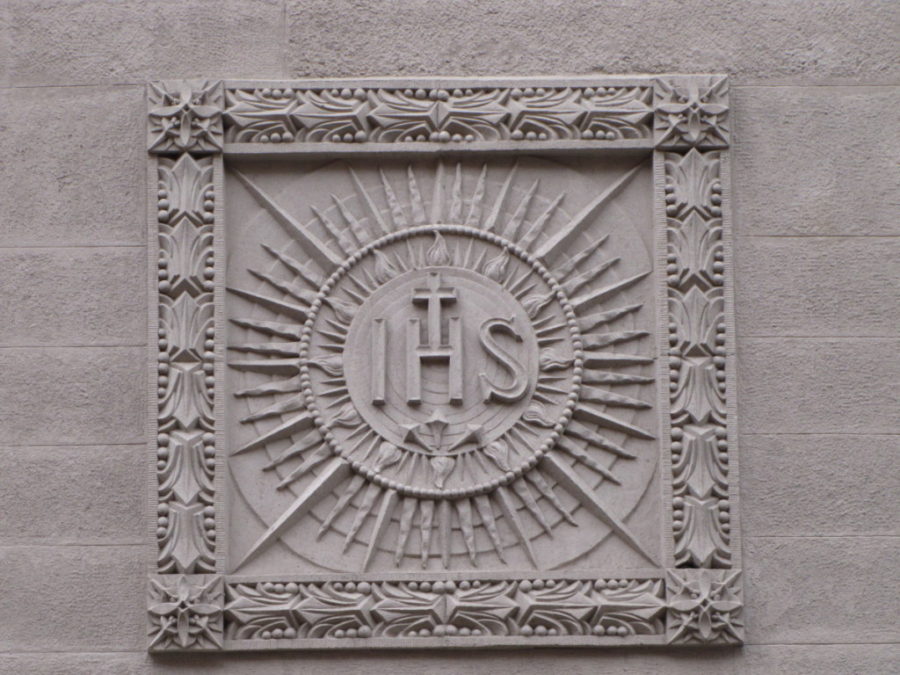 Герб Товариства Ісуса на стінах Латинської катедри. Фото з http://velychlviv.com