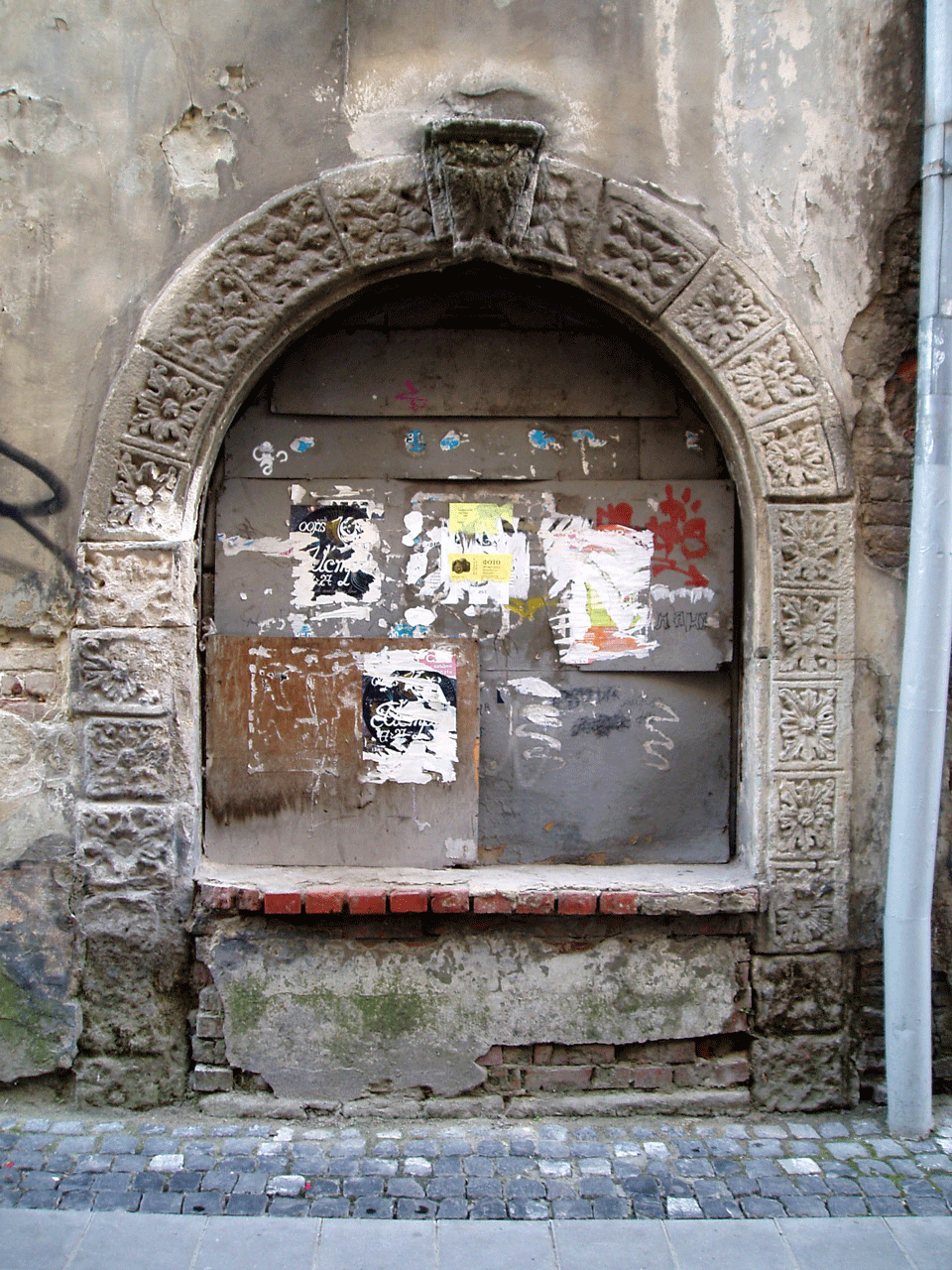 Фрагмент оздоблення будівлі на вул. Староєврейській, 34