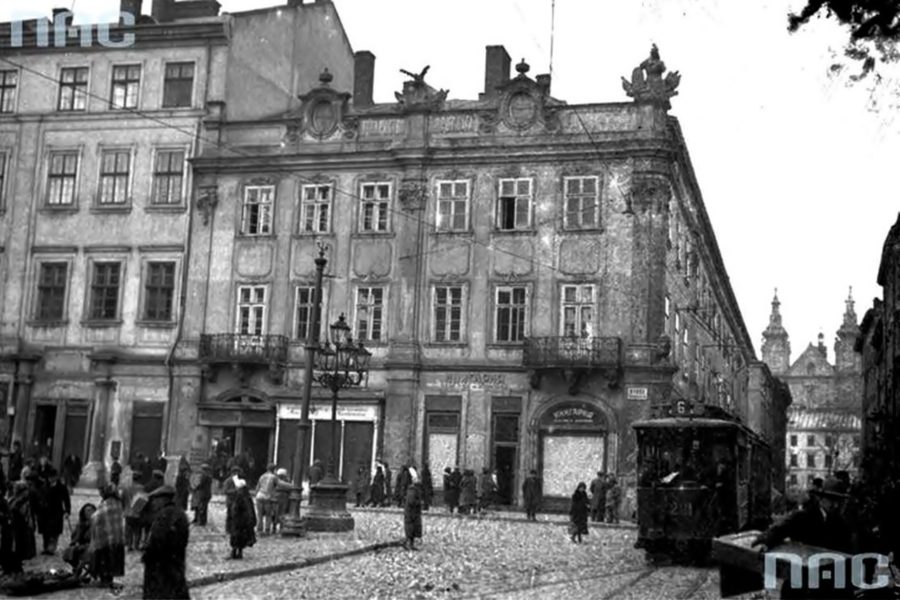 Будинок на пл. Ринок №10. В цій споруді знаходилося товариство «Дністер» до побудови будівлі на вул. Руській