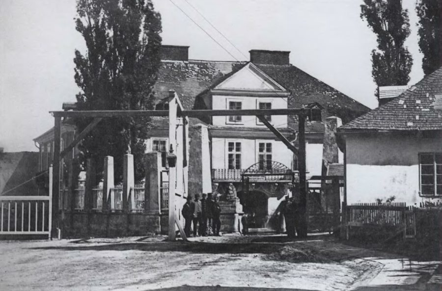 Фабрика Бачевських в давньому палаці Цельських. Фото 1861-1871 рр.