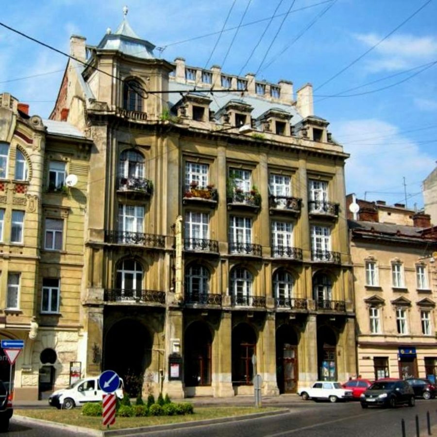 Зараз в споруді театр «Воскресіння»