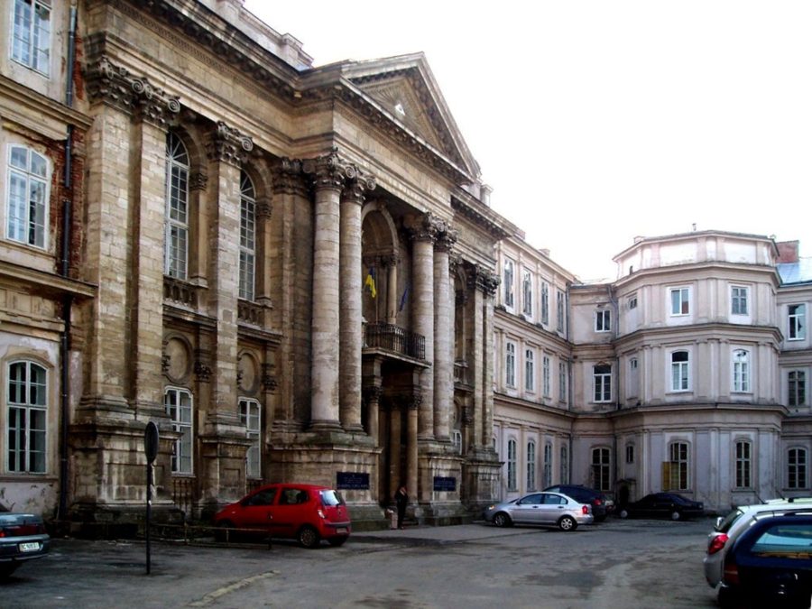 Після переходу лікарні під юрисдикцію Крайового відділу найпершим кроком було запрошення Сестер Милосердя (1870 р.), до обов’язків яких належали догляд за хворими, приготування простих ліків, ведення кухні та пральні.