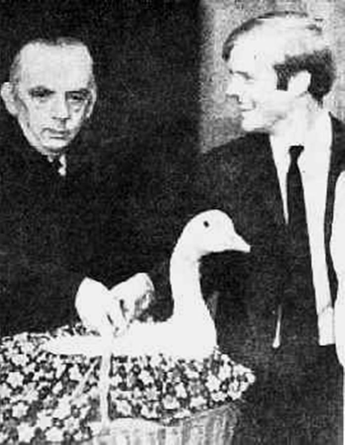 Професор Мазур вручає приз Перу Енфел