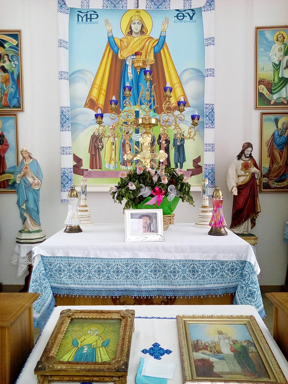 Інтер'єр каплички на території храму Успіння Пресвятої Богородиці в Страдчі. Фото Ірини Хлян.