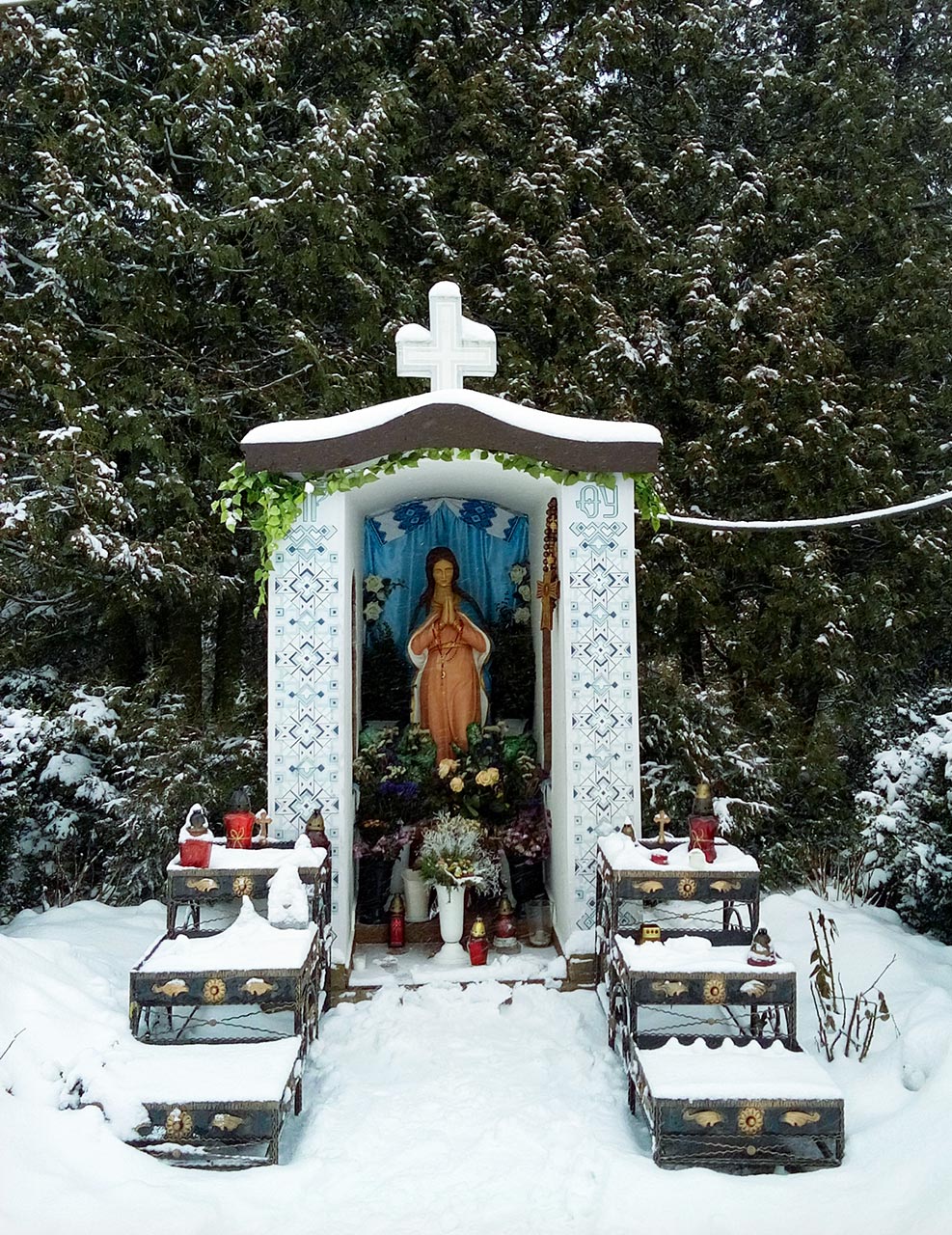 Фігура Матері Божої на території храму Успіння Пресвятої Богородиці в Страдчі. Фото Ірини Хлян. 