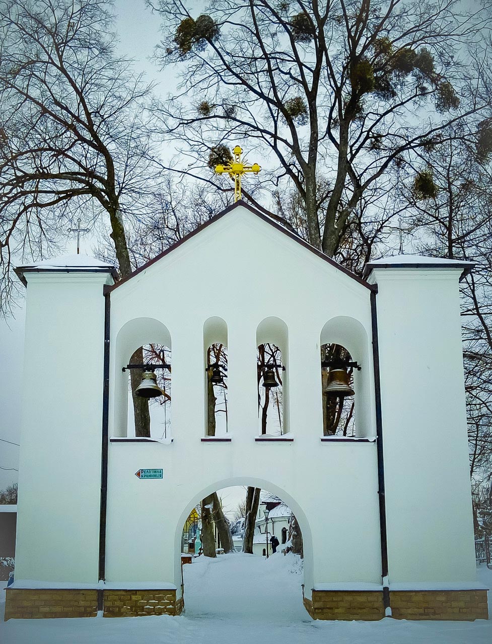 Головний вхід до церкви Успіння Пресвятої Богородиці в Страдчі, на подвір'ї храму знаходиться цвинтар. Фото Ірини Хлян.