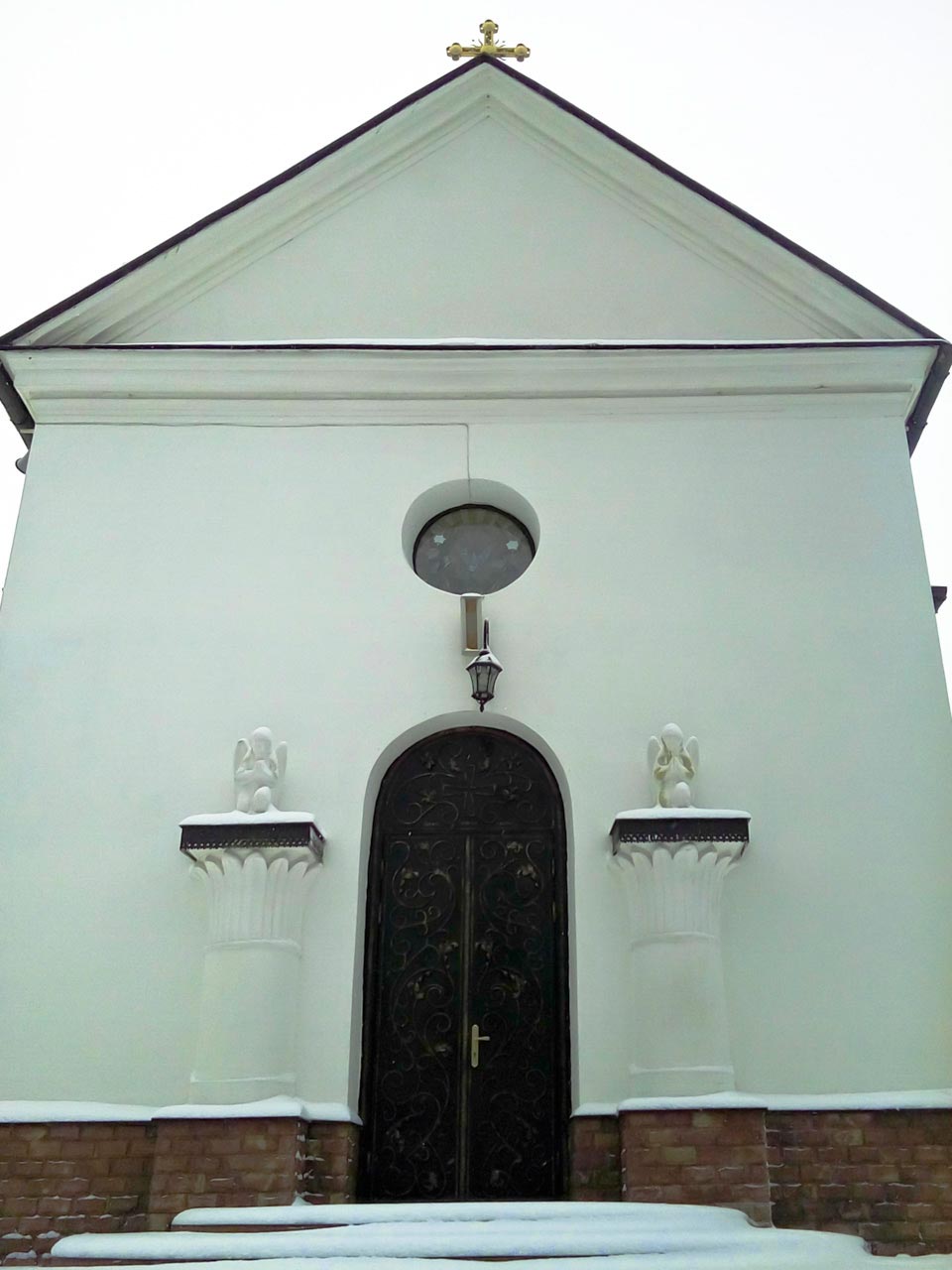 Головний вхід до церкви Успіння Пресвятої Богородиці в Страдчі. Фото Ірини Хлян.