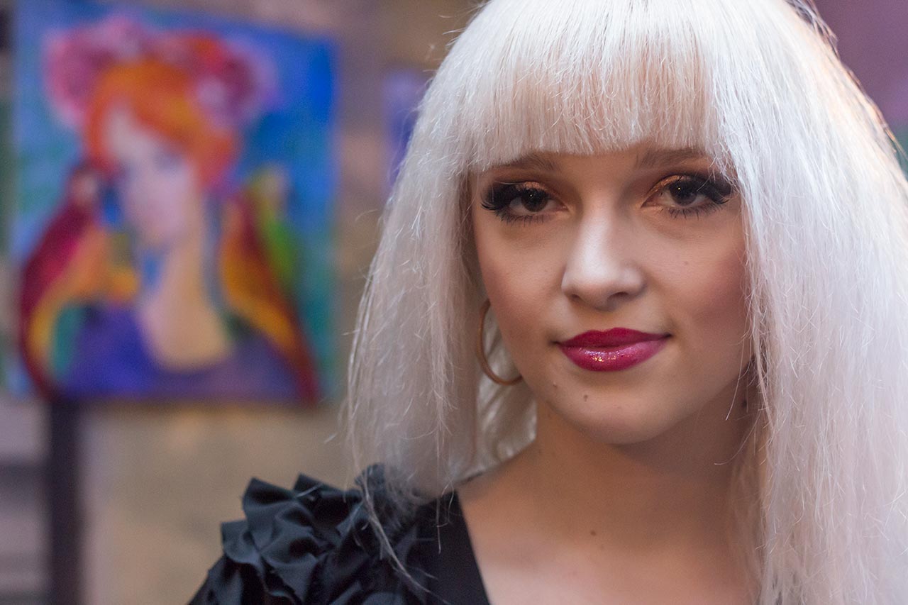 Роксолана Йолич на відкритті своєї виставки “Різдвяна Коляда Янголів”