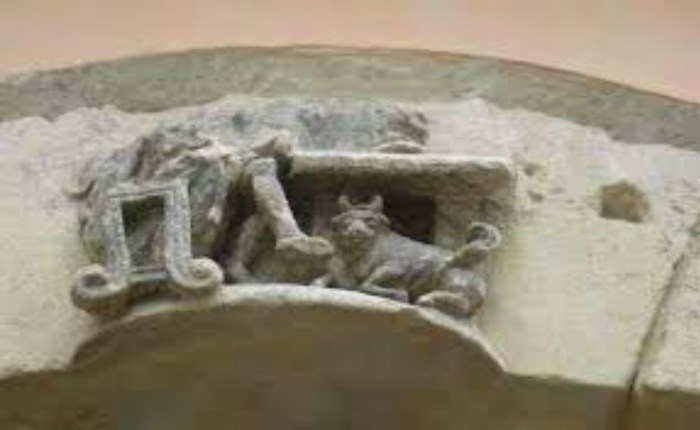 Зображення на Краківській, 22. Імовірно, раніше там була головна будівля львівських малярів. Фото з Емблема львівського цеху малярів. Фото з http://photo-lviv.in.ua