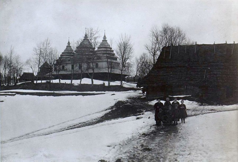 Періоду першої світової війни. На фоні церкви вірогідно парох Плав’я разом з сім’єю