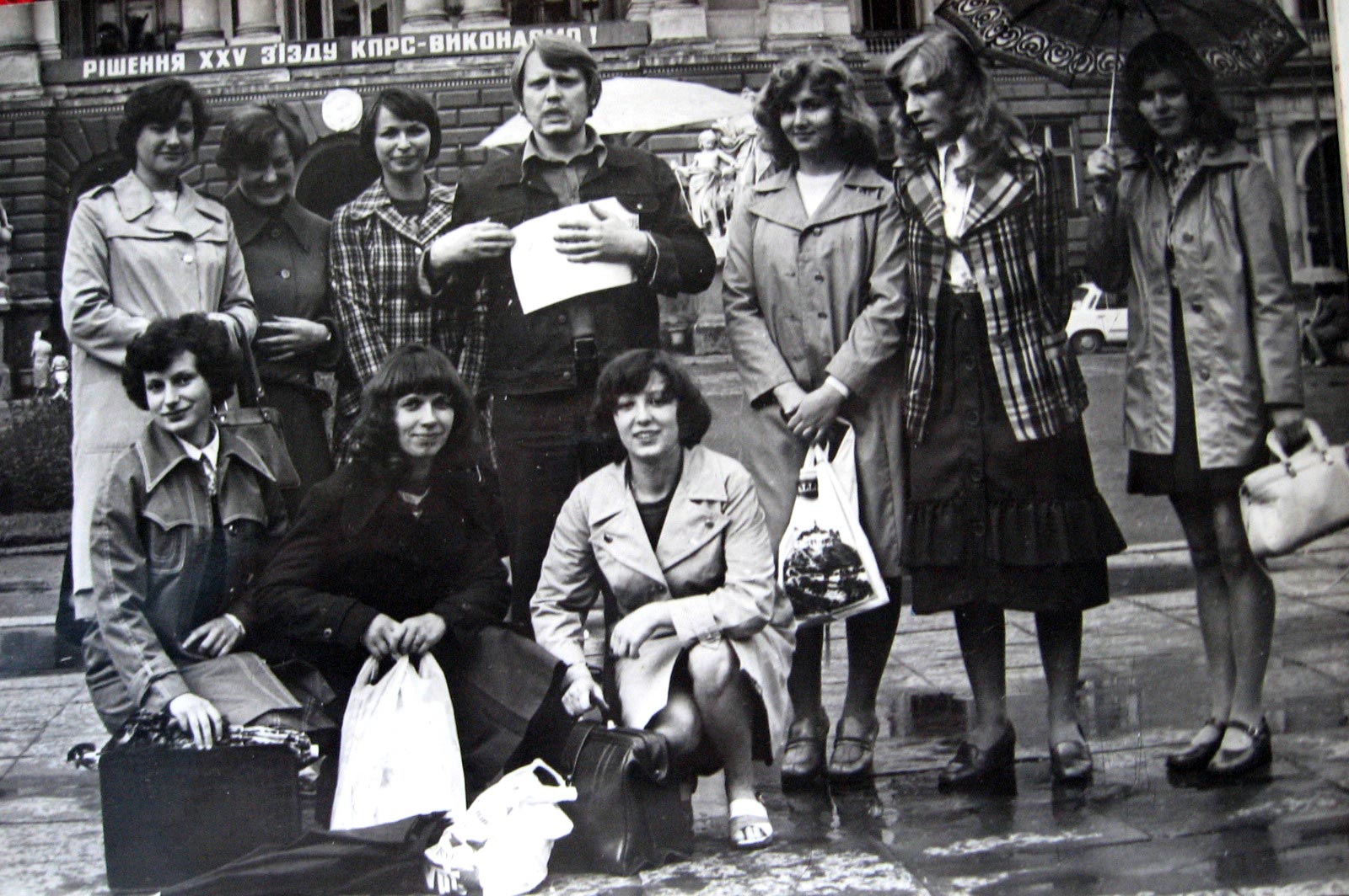 Марія Огоновська (присіла посередині) серед студентів одногрупників факультету слов'янської філології