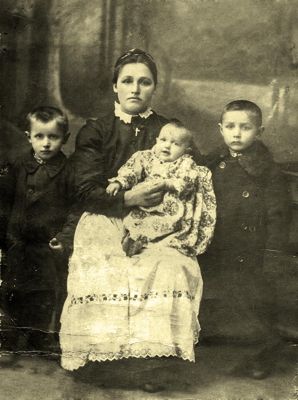 Пелагія Буць з Катериною на руках, право - Олександр, ліво - Василь.