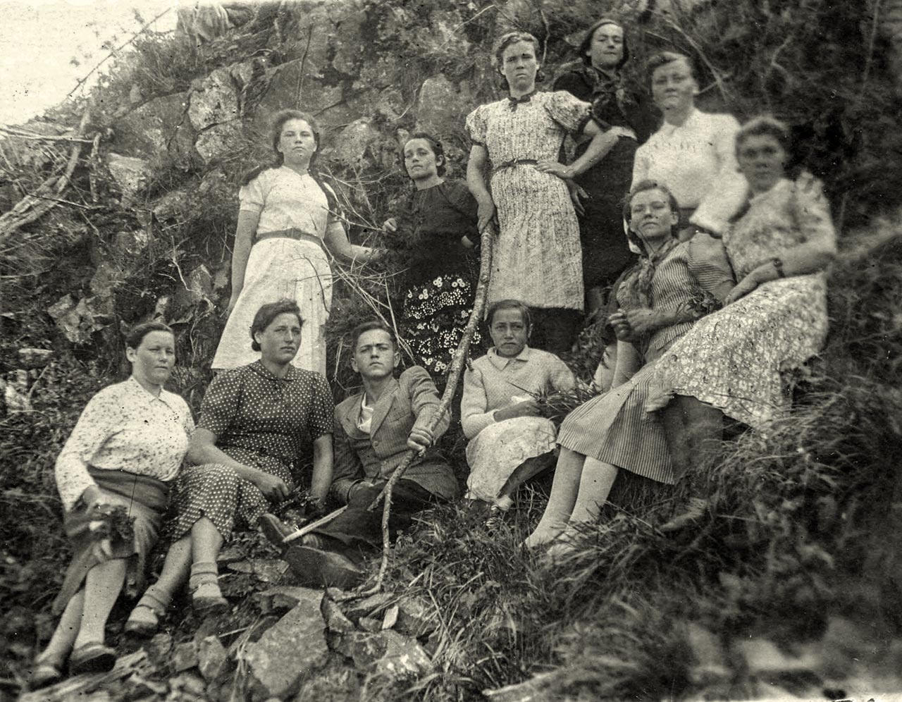 Урал. Біля гори Качканар: 1ряд низ – 2 з ліва - Марія Буць (Піх), 2 ряд – 2 з ліва – Катерина Буць (Огоновська)