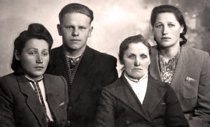 На фото зліва направо: Слава Буць(Ковальчук) з чоловіком Владиком, Пелагія Буць, Марія Буць (Піх). 