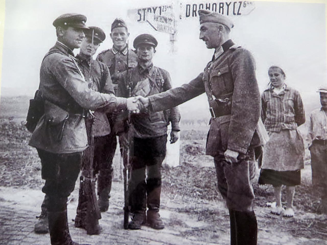  Зустріч червоноармійців та солдатів німецької армії на дорозі Дрогобич-Стрий, 1939 рік.