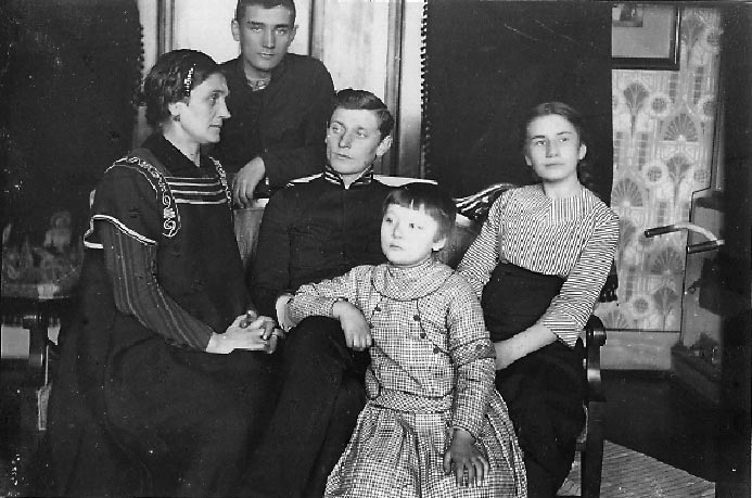 Дружина Ольга з дітьми: біля неї стоїть син Богдан, сидять син Тарас, дочки Наталка та Оксана. На той час перебували в місті Перемишлі, де навчалися діти, 1910-і роки