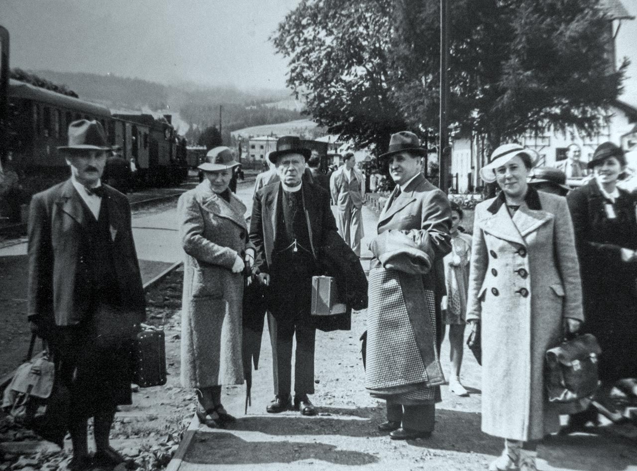 Приїзд на батьківщину та зустріч о. Пристая з родиною в місті Коломия: в поряд дочка Оксана,крайній зліва - син Богдан, 1938 рік