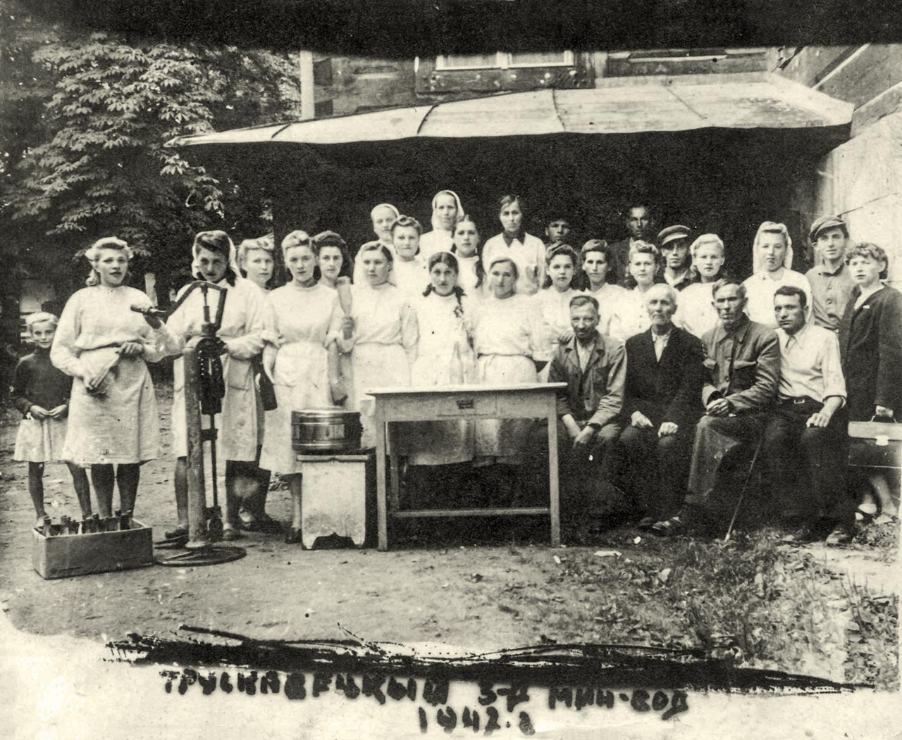 Трускавець. Працівники мінізаводу по рзливу мінеральної води "Юзя", 1942 рік