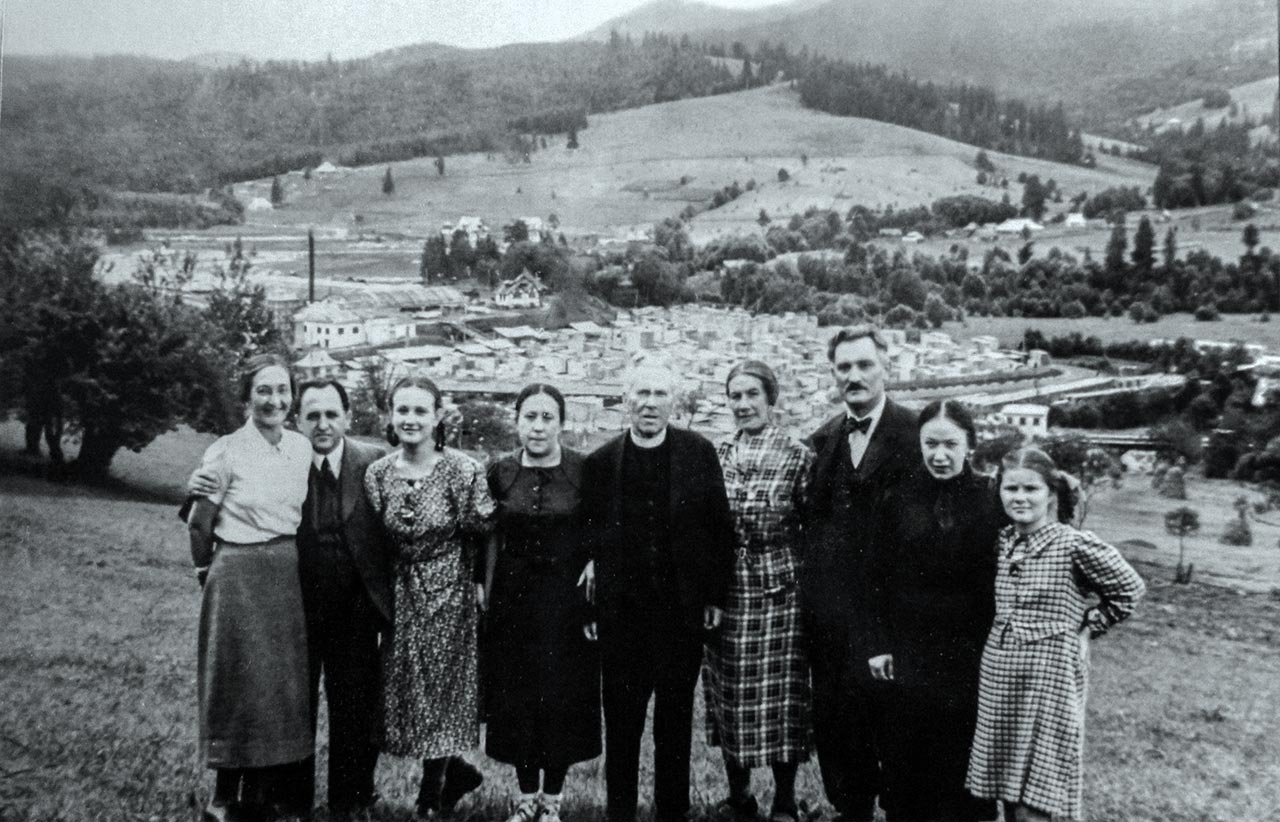 Отець Олекса Пристай з родиною у Ворохті, 1938 рік