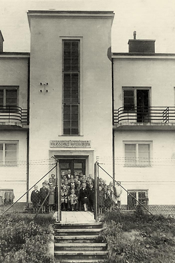 Трускавець. Учні української школи та директор Роман Стеців (в центрі), 1943 рік