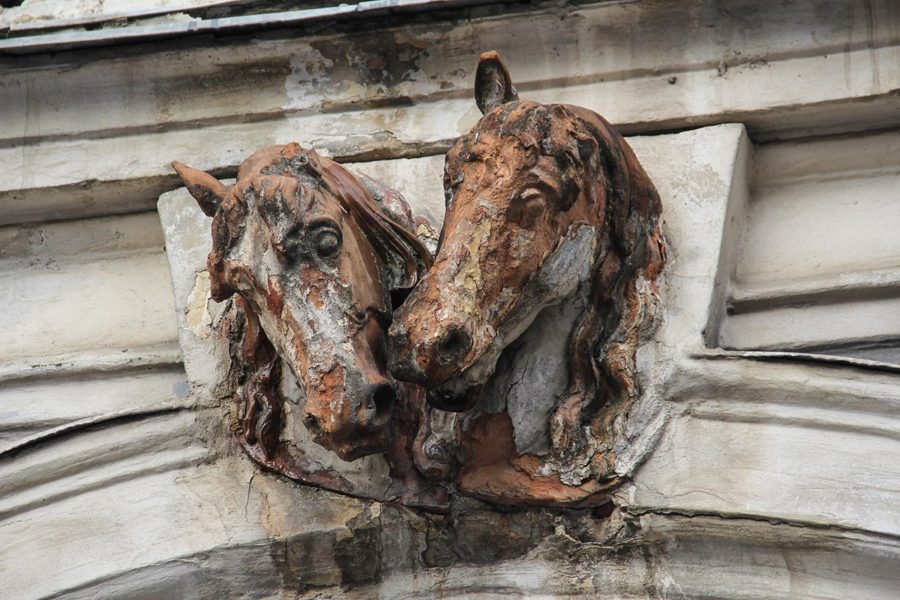 Голови коней. Петро Віталіс Герасимович. Палац Семенських-Левицьких. Вул. Пекарська, 19