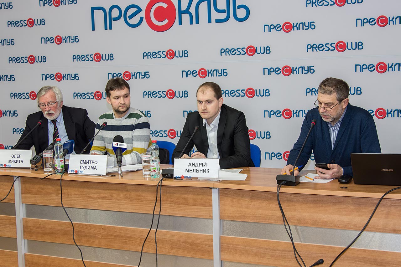 Учасники прес-конференції (зліва направо): голова Львівської обласної організації Національної спілки художників України Олег Микита, координатор ГО «Гармонія та порядок» Дмитро Гудима, начальник відділу правової та кадрової роботи Львівської обласної ради Андрій Мельник та модератор, керівник медіапроектів Львівського прес-клубу, Роман Шостак