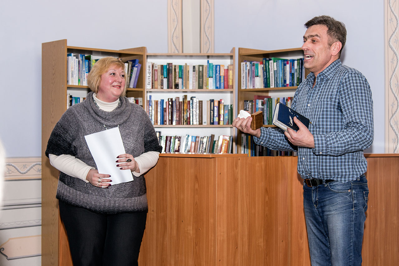 Поет Богдан Бовшик на творчій зустрічі-знайомстві з письменницею та журналісткою Людмилою Пуляєвою-Чижович