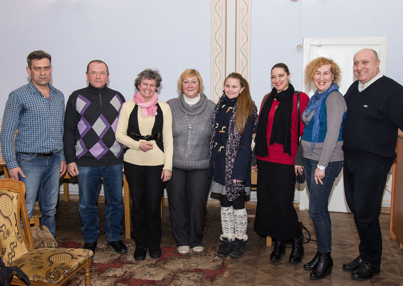 Учасники та гості зустрічі-знайомстві з письменницею та журналісткою Людмилою Пуляєвою-Чижович