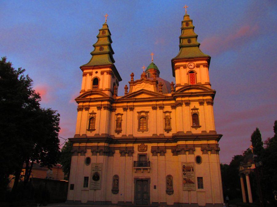 Кафедральний собор міста Тернопіль на заході сонця (фото Сергія Гуменного)