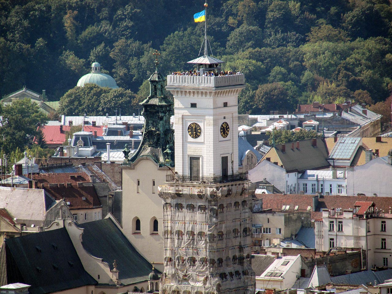 Жовто-блакитний прапор над Львівською ратушею. Фото Сергія Гуменного