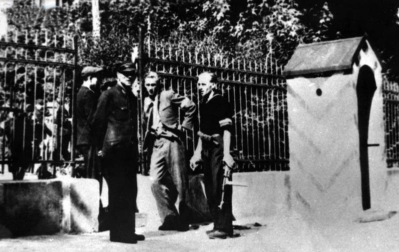 Польський патруль біля воріт Львівської Політехніки (Джерело: http://kresy24.pl)