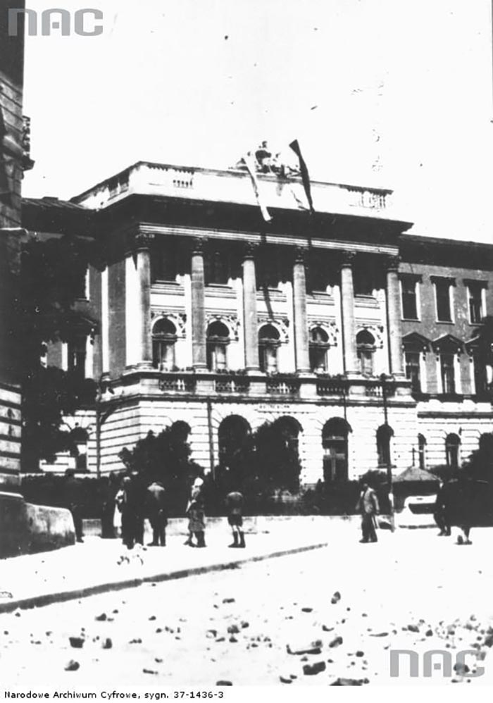 Червоний та польський національний прапори на будівлі сучасного національного університету Львівська Політехніка (Джерело: http://kresy24.pl)