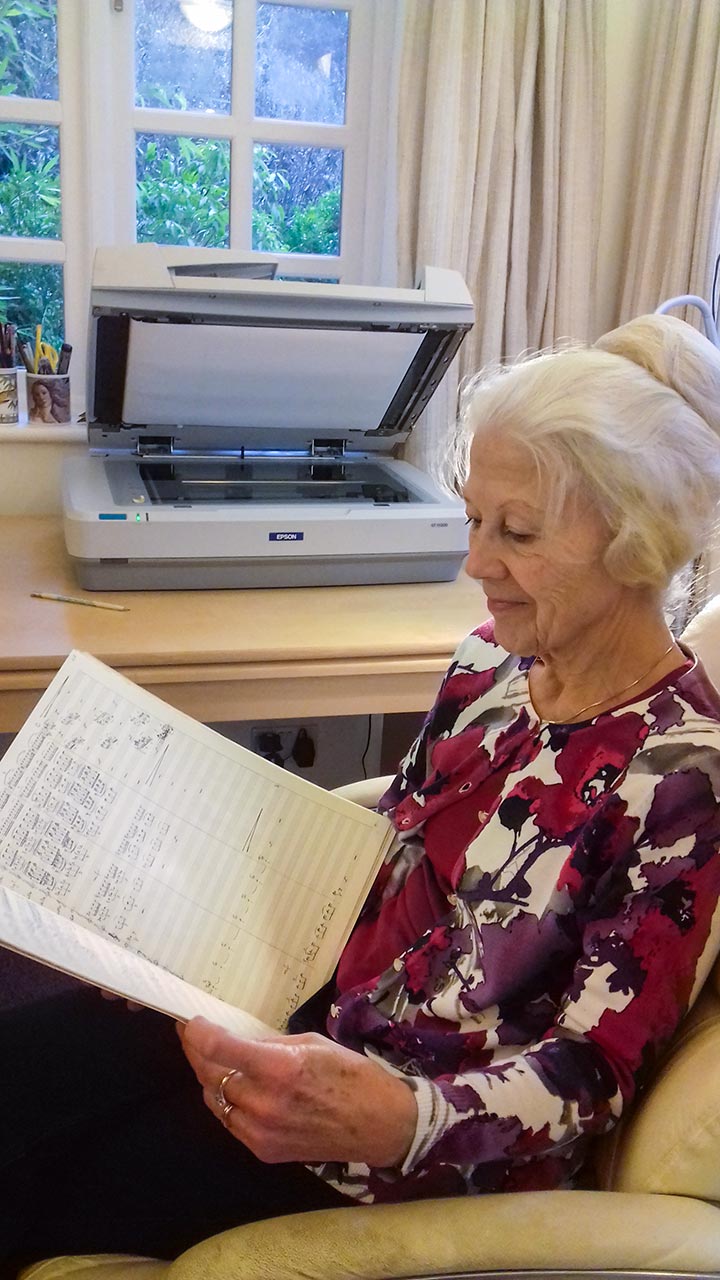 Донька Стефаніі Туркевич-Лукіянович Марія переглядає мамині ноти