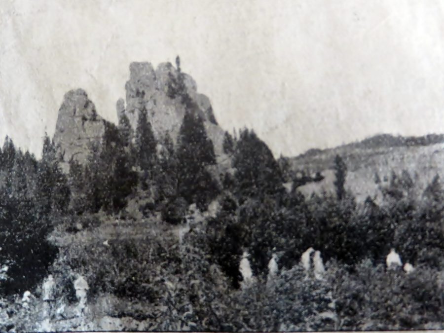 Мандрівники з Трускавця на прогулянці по скелях Урича, 20-30-і роки ХХ ст.