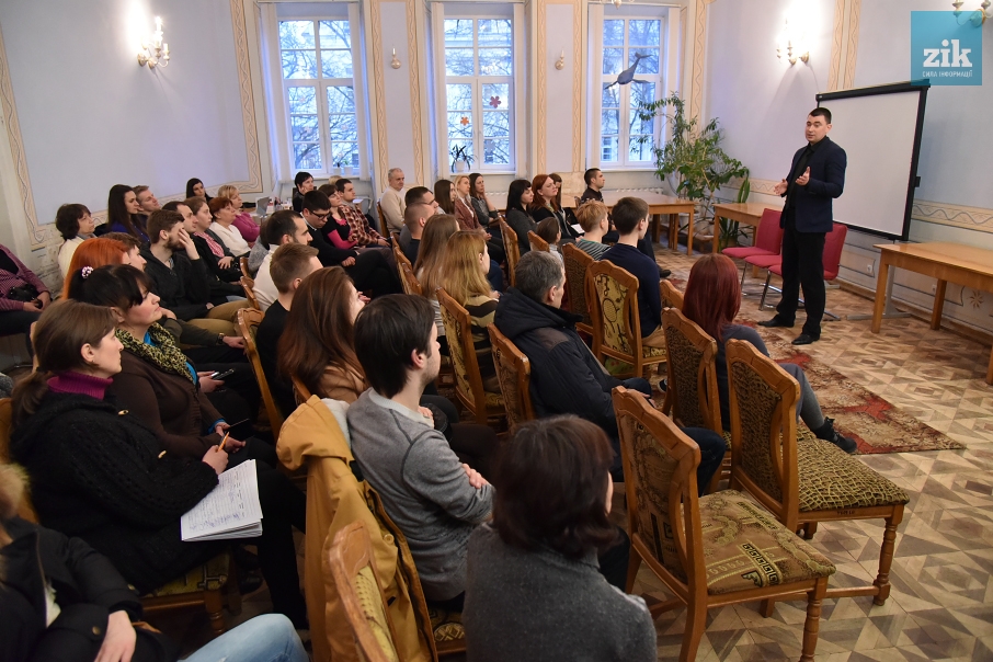 Лекція Юрія Михальчишина "Невтрачене покоління: письменники на війні та після неї". Фото zik.ua