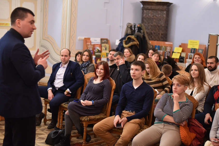 Лекція Юрія Михальчишина "Невтрачене покоління: письменники на війні та після неї". Фото zik.ua