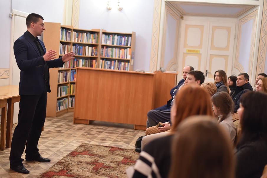 Лекція Юрія Михальчишина "Невтрачене покоління: письменники на війні та після неї". Фото zik.ua