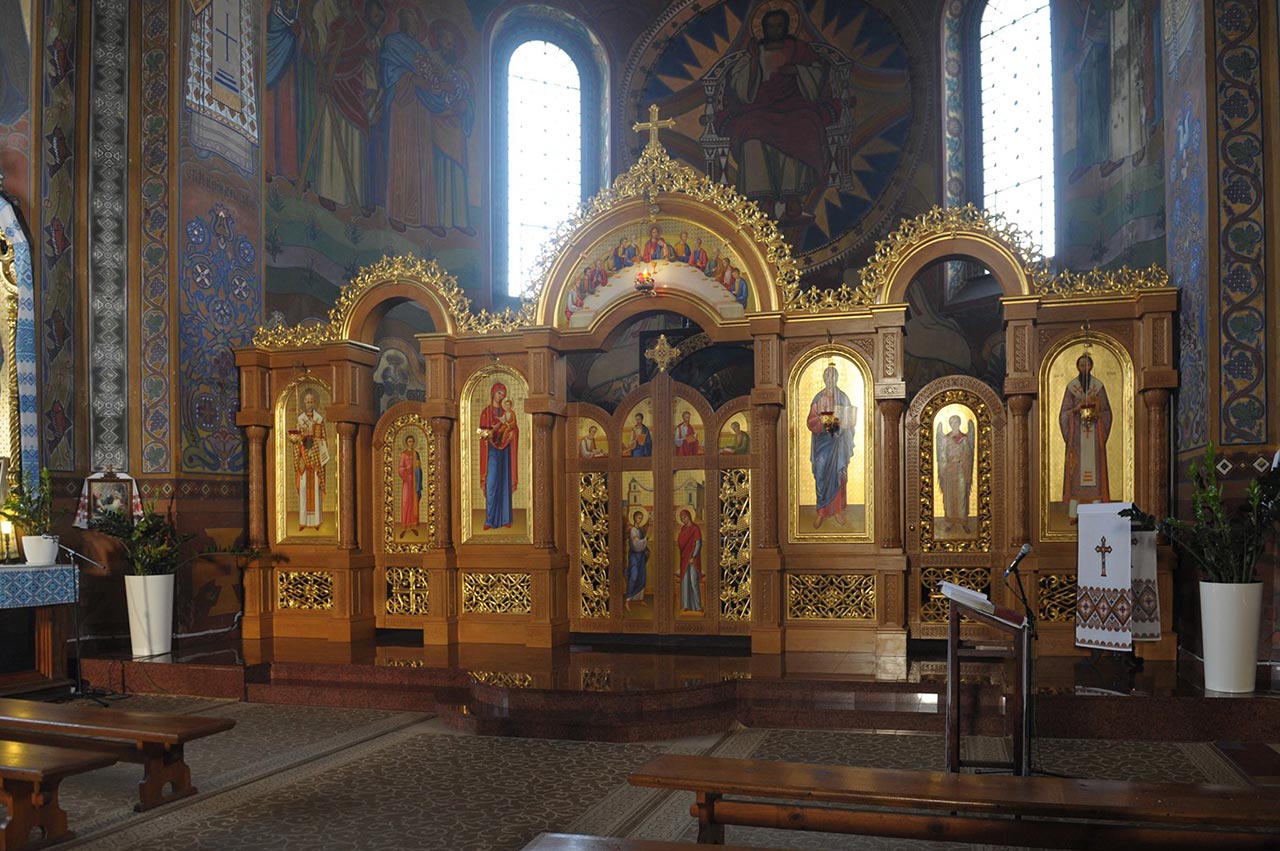 Іконостас Храму Пресвятого Серця Христового монастиря оо василіян в Жовкві спроектував і виконав Стефан Скіра, ікони написав Михайло Б'єсик