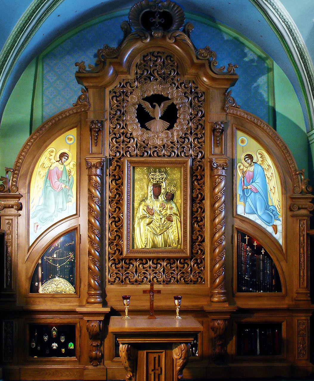 Вівтар Чудотворної Матері Божої Зарваницької спроектував і виконав Стефан Скіра