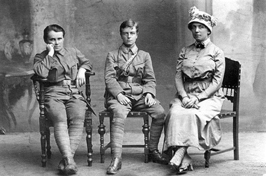 Зліва - дес. Г.Дмитерко, хор. С.Галечко, О.Басараб. Відень, 1917 р.