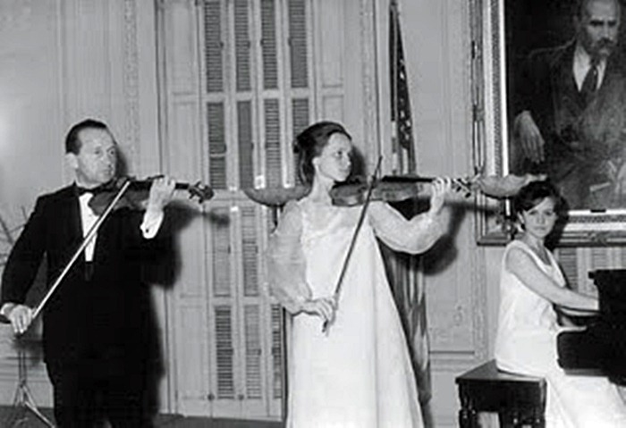 Квітка Цісик грає на скрипці