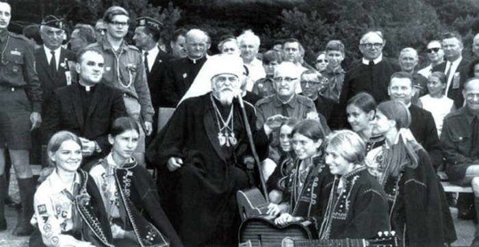 Предстоятель УГКЦ Йосиф Сліпий під час таборування пластунів на оселі "Новий Сокіл". Владика тримає руку на голові Квітки, 1968 р.