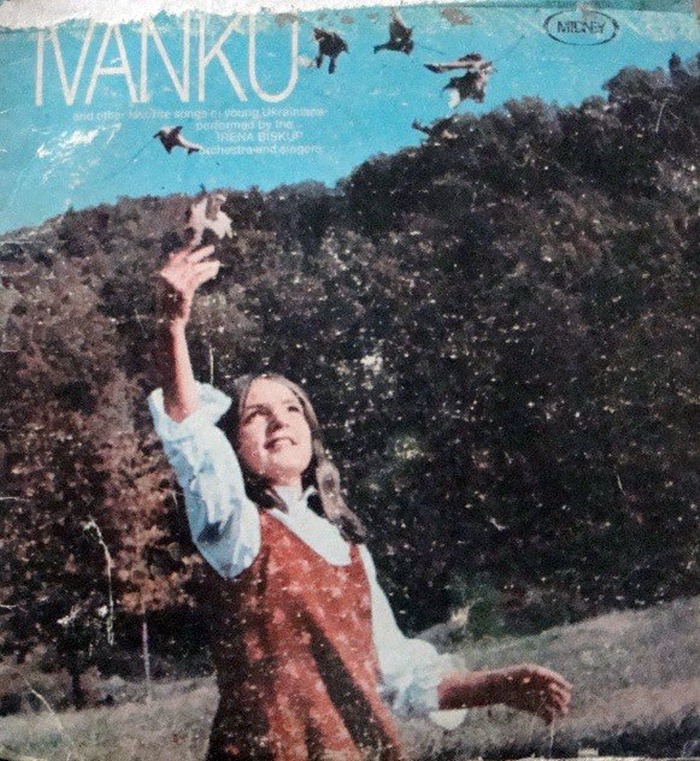 Квітка на обкладинці платівки "Іванку". В ній записані національні й пластові пісні українською та англійською мовами. Швидше за все, це перші записи співачки