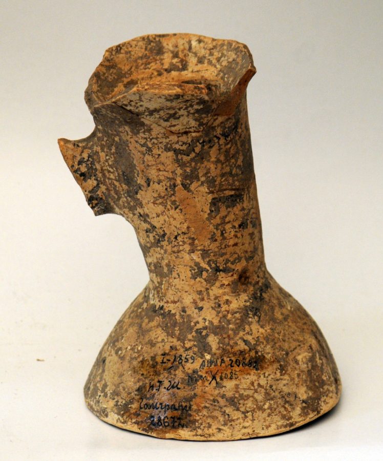 Біноклеподібна посудина із орнаментом у вигляді скісних паралельних ліній та поздовжніх дуг, що нагадують зображення півмісяця (фонди Львівського історичного музею)