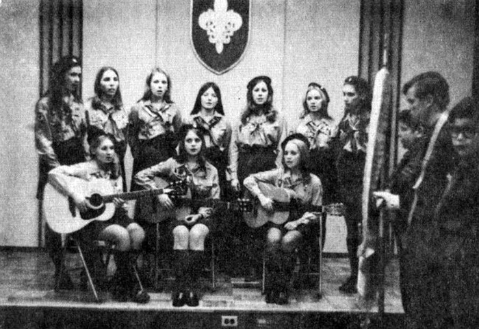 Квітка Цісик грає на скрипці