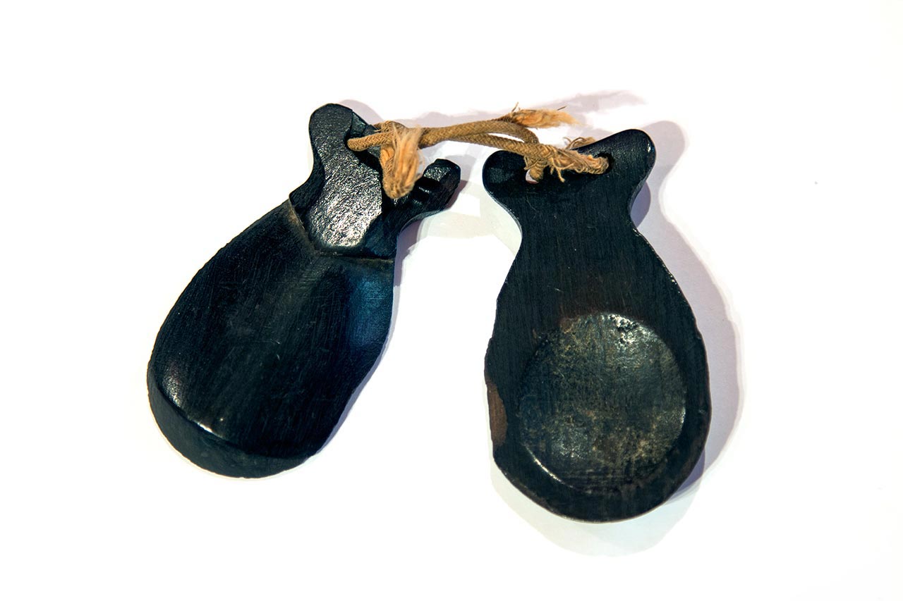 Кастаньєти з чорного дерева Соломії Крушельницької