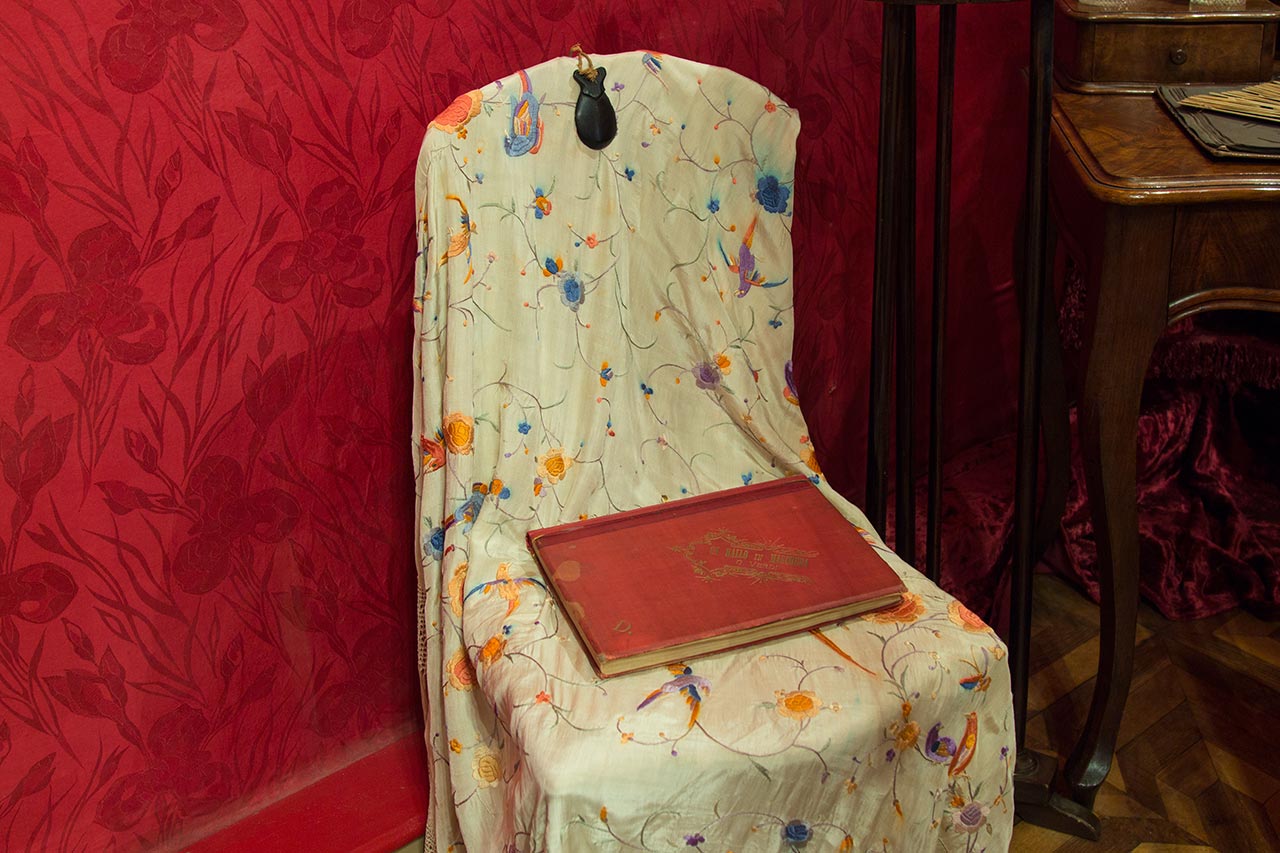 Кастаньєти в експозиції львівського Музею Соломії Крушельницької