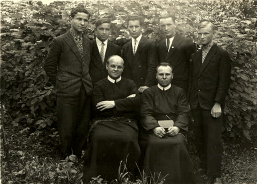 Отці Франц Ван Ден Бош (сидить ліворуч) та Михайло Лемішка з кандидатами до новіціяту. Стоять зліва направо: Богдан Курилас, Андрій Івашкевич, Богдан Репетило, Іван Нагірний, Володимир Багнюк. 1933 р.