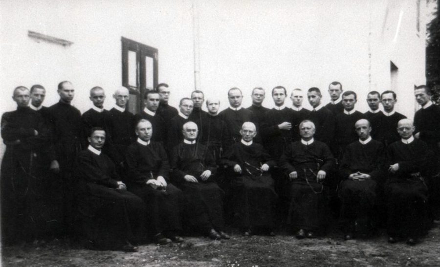 Богдан Репетило (стоїть четвертий справа) разом з іншими вихованцями семінарії на Голоску під час відвідин архімандрита Згромадження редемптористів о. Патрика Мюррея та його дорадника о. Яна Гудечека. 1937 р.