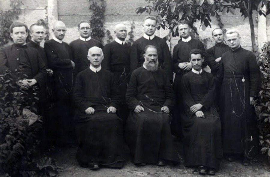 Отець Богдан Репетило (крайній праворуч) зі своїм святителем Кир Миколаєм Чарнецьким, протоігуменом Львівської віце-провінції о. Йосифом де Вохтом та спільнотою монастиря св. Климентія. Стоять зліва направо: бр. Лев Стефанович, бр. Іриней Манько, о. Павло Маїк, о. Володимир Стернюк, о. Микола Якимович, о. Василь Величковський, о. Дмитро Леб´як, бр. Панкратій Костюк, бр. Тит Чепіль. 1943 р.